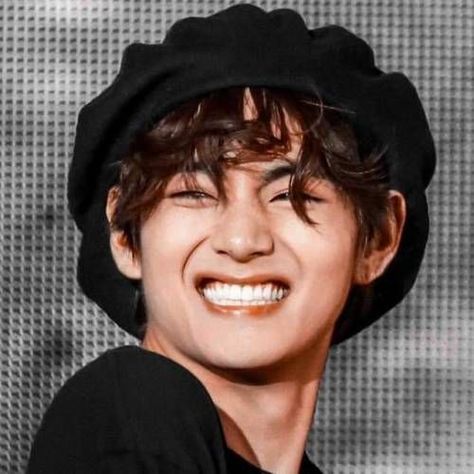 𝐦𝐚𝐫𝐭𝐡𝐚⁷ on Twitter: "Taehyung's curly hair - a needed thread… " Boxy Smile, The Story, On Twitter, Twitter, Black