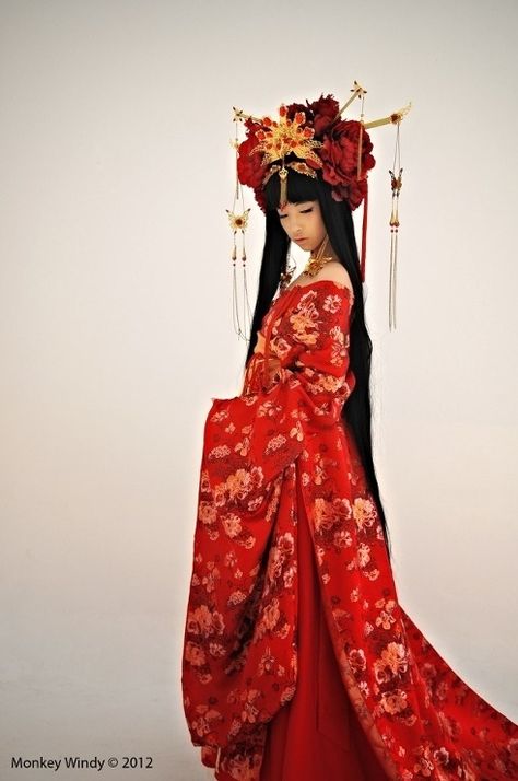 Geisha Inspired Fashion, Chinese Wear Fashion, Geisha Dress Traditional Kimono, Geisha Clothes, Chinese Costume Women, Geisha Outfit, Chinese Inspired Dress, Japanese Royalty, Geisha Dress