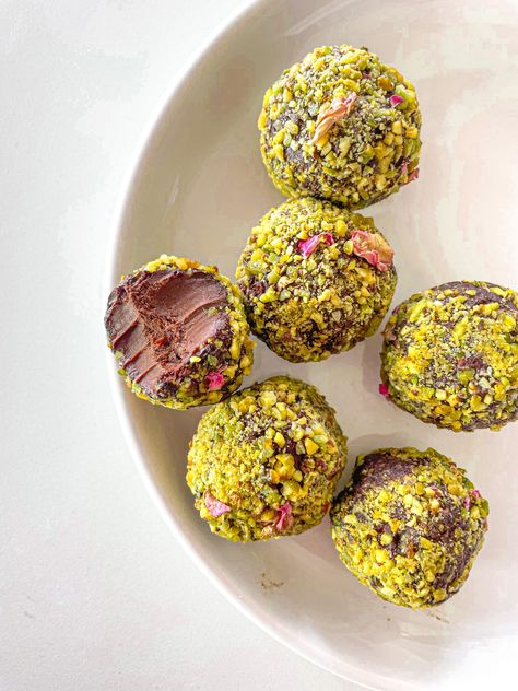 Avocado Chocolate Truffles, Matcha Truffles Recipe, Avocado Truffles, Cafe Corner, Espresso Truffles, Avocado Dessert, Avocado Chocolate Pudding, Avocado Pudding, Lectin Free