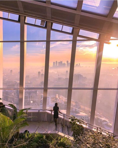 Mornings in #London don’t come better than this! 😱😍😱 This is @broganabroad up in #SkyGarden. Epic epic views! Killer pic! 🙏🏼 // 📸… London Photo Ideas, London Photoshoot, Piccadilly Circus, Sky Garden, Voyage Europe, Things To Do In London, Public Garden, London Instagram, Kew Gardens