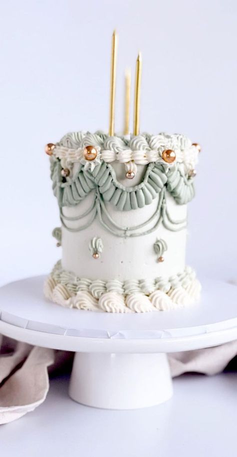 Victorian Piping Cake, Easter Vintage Cake, Monochrome Vintage Cake, Modern Lambeth Cake, Tall Vintage Cake, Lambeth Cupcakes, Vintage Korean Cake, Vintage Mini Cake, Lambeth Style Cakes