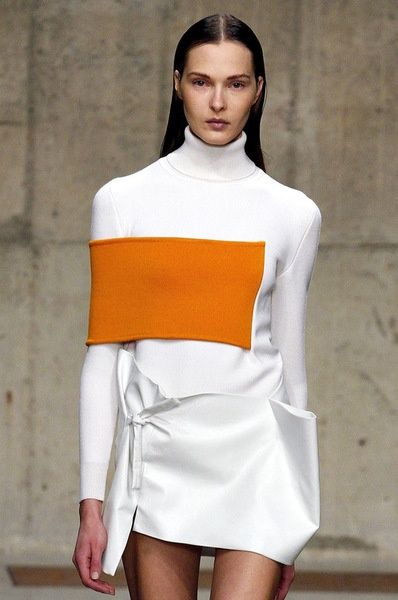 Futuristic Minimal , Fashion Style︱Discover more at Paperonfire : style.paperonfire.co#outerwear #futuristic #minimal #fashion #style #paperonfire Bauhaus Fashion, Geometric Fashion, Cyberpunk Fashion, Futuristic Fashion, J W Anderson, Future Fashion, Mode Inspiration, Minimal Fashion, Fashion Details