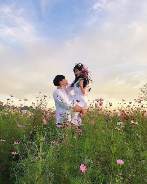 Instagram: @seoovly Korean Couple Photoshoot, Korean Wedding Photography, Korean Wedding, Ulzzang Couple, Korean Couple, Couples Images, Cute Couples Photos, Pre Wedding Photoshoot, Cute Love Couple Images