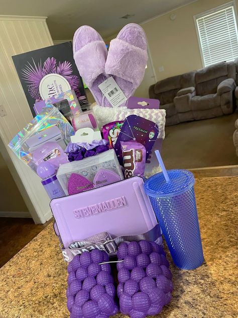 Friends Diy Gifts, Diy Friend, Girl Gift Baskets, Birthday Presents For Friends, Nike Sandals, Birthday Basket, Cute Birthday Ideas, Cute Gifts For Friends, Diy Birthday Gifts For Friends