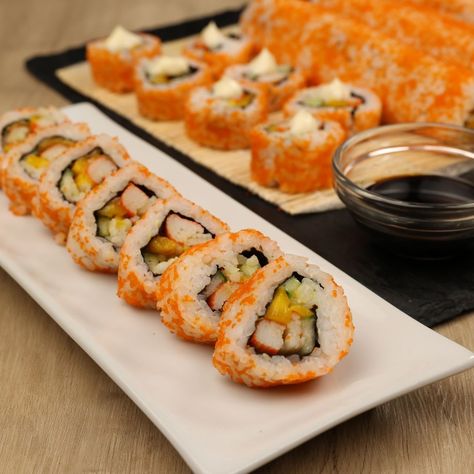 California Rolls Sushi, California Sushi Rolls, Sushi California Roll, Sushi Crab, Sushi Types, Maki Recipe, California Maki, Crab Sushi, California Roll Sushi