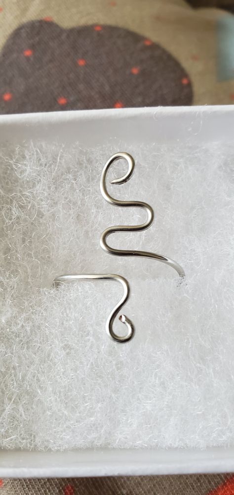 Snake Ring Diy, Wire Snake Ring, Snake Jewelry Ring, Simple Wire Rings, Wire Snake, Wire Wrapped Jewelry Rings, Snake Crafts, Silver Wire Rings, Wire Jewelry Rings