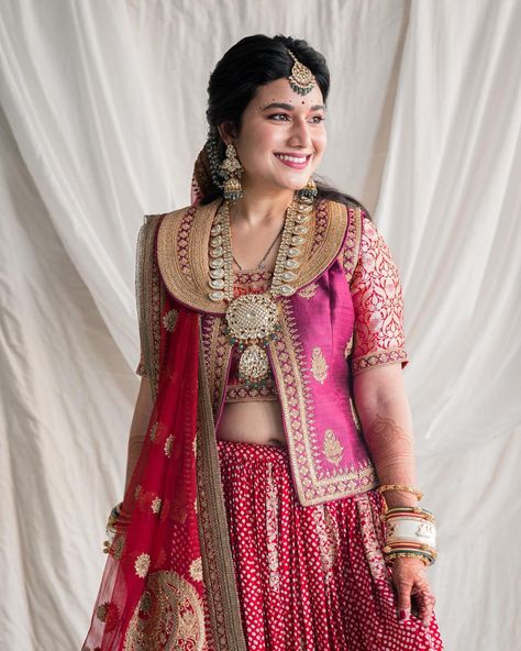 Traditional Lehenga Look, Lehanga With Jacket Blouse, Blouse And Jacket Outfit, Jacket Blouse Lehenga, Jacket Style Blouse For Lehnga, Blouse Jacket Style, Lehnga With Jacket Blouse Designs, Jacket Outfit Indian Wedding, Blouse Design For Bandhani Saree