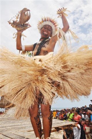 And, the winner is ... Kaia Morea Hila, 22, from Hanuabada representing Poreporena Lahara, is the 2010 Hiri Hanenamo queen. She was ann... Melanesian People, Port Moresby, West Papua, Village People, Country Fashion, African Girl, Framed Photographs, Tears Of Joy, Nalu