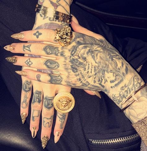 All gold everything...  @cartier @versace_official @yvynails Jeffree Star Tattoos, Iris Nails, Tiger Hand Tattoo, Hand Tattoo Images, Red Ombre Nails, Neutral Nail Color, Girls Nail Designs, Gucci Nails, Blue Nail Art Designs