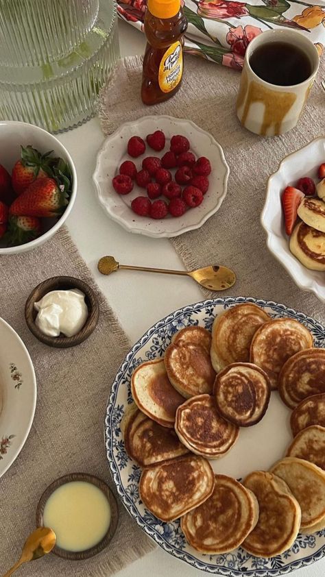 Pancake Breakfast Aesthetic, Summer Photo Ideas, Aesthetic Photo Ideas, Ideas For Breakfast, Breakfast Aesthetic, Tumblr Food, Breakfast Photo, Strawberry Summer, Food Cartoon