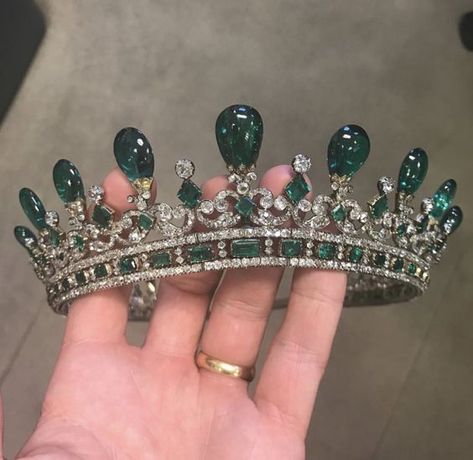 a close up of the diamond and emerald coronet/tiara designed by Prince Albert for his wife, Queen Victoria, now on show in Kensignton Palace Emerald Tiara, King And Queen Crowns, Tiaras Jewellery, Royal Tiaras, Diamond Tiara, Kensington Palace, Prince Albert, Royal Jewels, Save The Queen