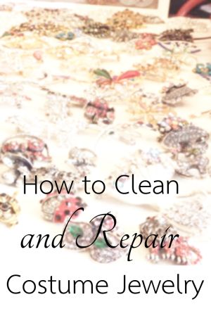 How to Clean and Repair Vintage Costume Jewelry – Pendant and Ring Homemade Jewelry Cleaner, Costume Jewelry Makers, Jewelry Cleaner Diy, Jewelry Facts, Jewelry Hacks, Vintage Jewelry Ideas, Jewelry Knowledge, Vintage Jewelry Repurposed, Vintage Jewelry Antique