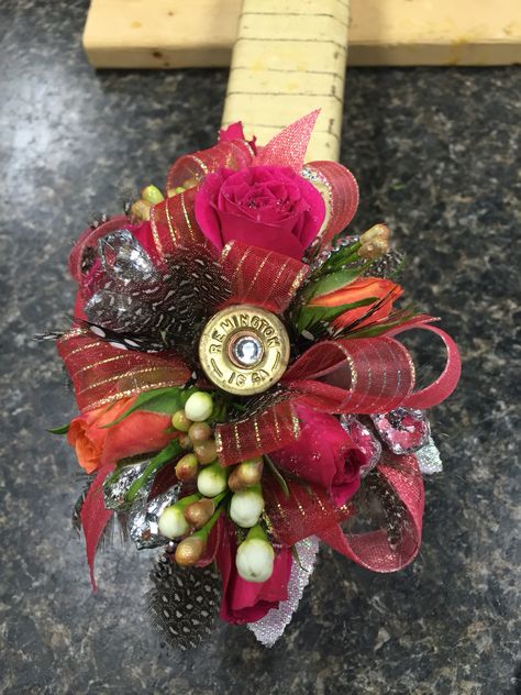 Shotgun shell corsage Western Corsage And Boutonniere Prom, Unique Prom Corsage, Unique Corsage, Prom Corsage Ideas, Formal Bags, Flowers At Wedding, Shotgun Shell Crafts, Prom Bouquet, Corsage Ideas