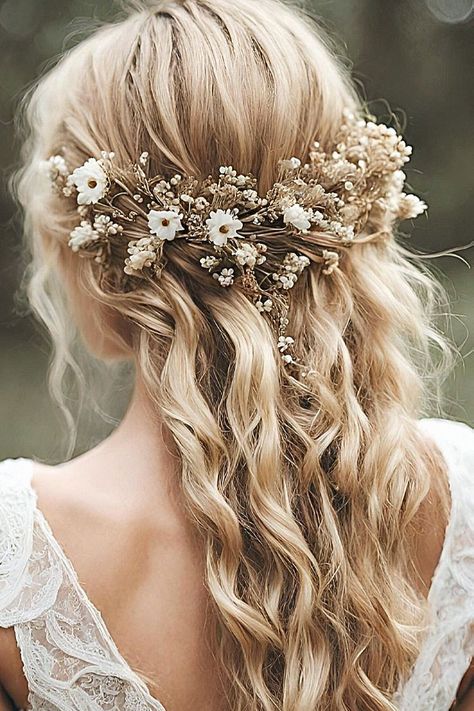 That boho hair idea looks so cute for your big day. I’m digging this for wedding hair ideas. Add it to your boho inspo Boho Bride Hair Down, Bridal Hair Down With Headpiece, Western Wedding Hair, Ethereal Wedding Hair, Boho Bride Hair, Bride Hair Down, Wedding Hair Ideas, Bridal Hair Down, Beautiful Wedding Hair