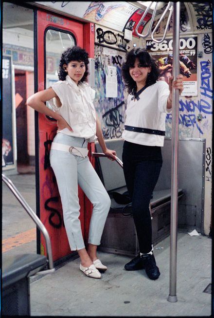 latino power new york 80s Jamel Shabazz, New York City Street Style, 80s Hip Hop, Fashion New York, New York Subway, Outfits 90s, Nyc Subway, Joy Division, Hipster Outfits