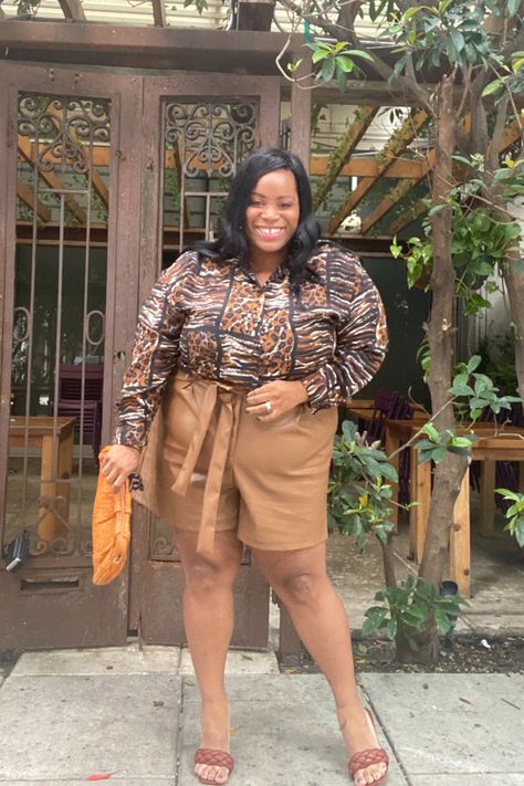 Plus size Fall outfits, plus size leather shorts, plus size outfit ideas Outfits With Brown Shorts, Shorts Outfits Winter, Leather Shorts Plus Size, Fall Outfits Plus Size, Plus Size Outfit Ideas, Plus Size Leather, Twilight Outfits, Faux Leather Shorts, Plus Size Fall Outfit