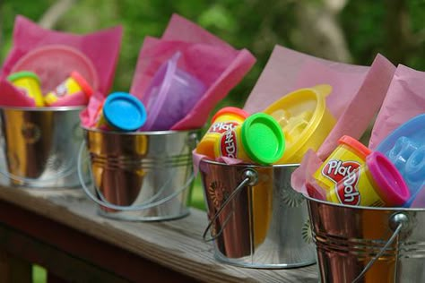 A bucket, Play-Doh and some shapes and you have a great and inexpensive party favor Play Doh Themed Birthday Party, Goodie Bags For Kids, End Of School Year, Farm Party, End Of School, Kids Party Ideas, 3rd Birthday Parties, Art Party, Art Workshop