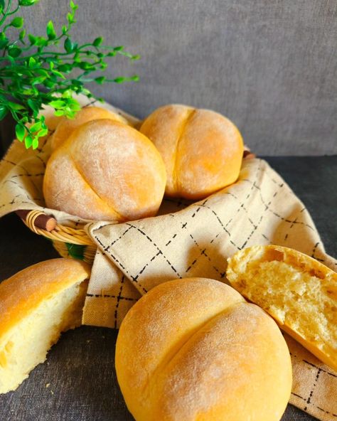 Homemade Portuguese Rolls Recipe https://resepmamiku.com/en/homemade-portuguese-rolls-ataleofsauceandspice Portuguese Rolls Recipe, Portuguese Rolls, Crusty Bread Rolls, Teacher Core, Portuguese Bread, Baked Bread, Dough Balls, Dessert Appetizers, Crusty Bread