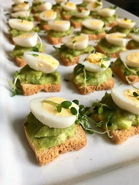 Avocado Toast Buffet, Mini Toast Appetizers, Mini Avocado Toast, Pause Studio, Eid Breakfast, Mini Toast, Easy Yummy Breakfast, Tea Party Desserts, Brunch Appetizers