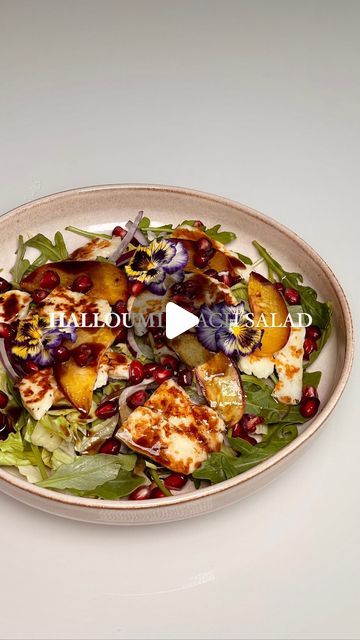 Rosa Isabel on Instagram: "DAY 5 - halloumi peach salad 🍑

if you are looking for a fresh and delicious lunch idea, here is the perfect recipe for you! 🫶🏽

all you need : 

- lettuce
- rucola
- red onion
- grilled halloumi
- grilled peach
- pomegranate
- balsamico & hot honey on top
- edible flowers

#lunch #lunchideas #goodfood #eatwell #recipes #foodblogger #foodstagram #healthyfood #reels #instafood #instafood #homecooking #cooking #salad #halloumi #peach" Salad Halloumi, Grilled Halloumi, Peach Salad, Lunch Idea, Delicious Lunch, Hot Honey, Yummy Lunches, Edible Flowers, Perfect Food