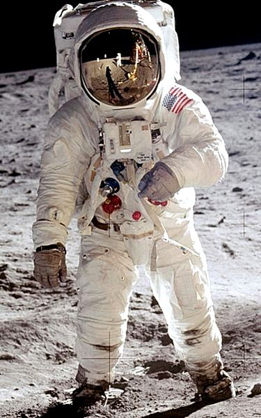 http://jainismus.hubpages.com/hub/A-Tribute-to-Neil-Armstrong Walking On The Moon, Apollo Space Program, Surface Of The Moon, Usa People, Buzz Aldrin, Apollo Missions, Neil Armstrong, Space Race, Apollo 11