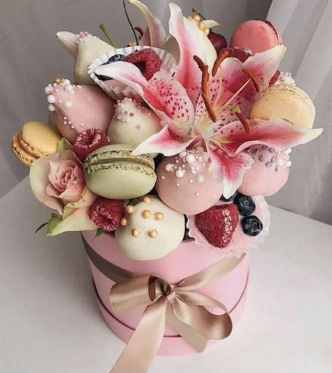 Chocolate Strawberries Bouquet, Fruit Bouquet Ideas, Edible Fruit Arrangements, Chocolate Covered Strawberries Bouquet, Food Bouquet, Chocolate Bouquet Diy, Edible Bouquets, 귀여운 음식 그림, Dessert Gifts