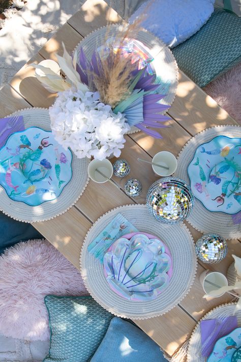 Mermaid Theme Picnic, Mermaid Picnic Party, Mermaid Brunch, Mermaid Birthday Cookies, Sleepover Party Foods, Mermaid Picnic, Spa Party Girls, Mermaid Tea Party, Summer Party Cake