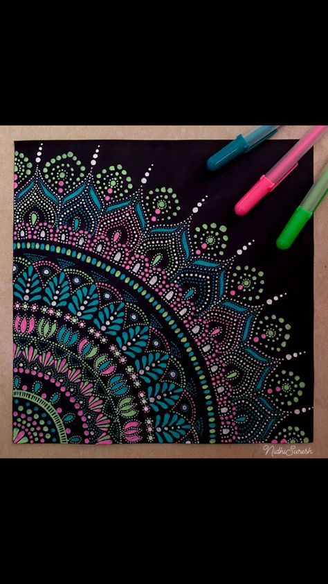 Color Pen Drawing Ideas, Jelly Roll Pens Art, Gelly Roll Mandala, Gel Pen Doodles Easy, Gelly Roll Pens Ideas, Black Paper Art Gel Pens, Gelly Roll Pens Art Doodles, Gelly Roll Art, Gellyroll Pen Art