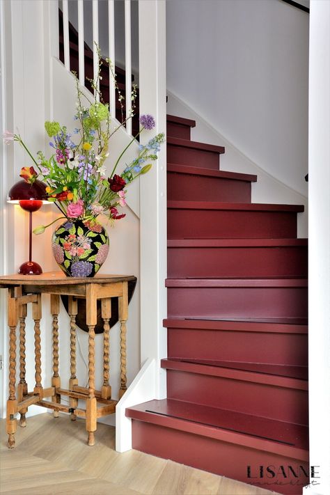 Entryway Stairs, Painted Staircases, Hallway Inspiration, Stairway Design, Hal Decor, Painted Stairs, Wooden Stairs, Room Paint Colors, Home Lifestyle