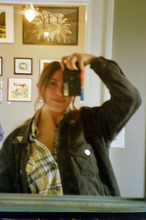 film camera photography inspo Film Camera Mirror Selfie, Film Camera Selfie, Film Camera Photos, Film Camera Photography, Photo Recreation, Film Pictures, Film Photos, Camera Selfie, Inspo Board