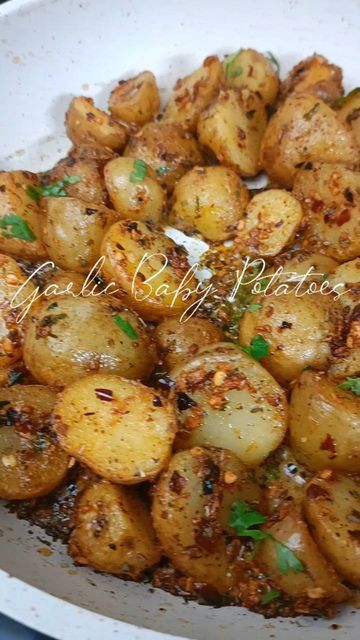 FoodieKlix 🧿 on Instagram: "Garlic Baby Potatoes❤️ Save and try this later🥰 ✳️❇️➖Follow➖❇️✳️ @foodieklix ☑️Use #foodieklix to get featured Ingredients:- Baby Potatoes ( parboiled ) Butter Oil Chilli flakes Salt Black pepper powder Oregano Coriander #garlicpotatoes #garlicpotatorecipe #garlicpotato #explorepage #trending #trendingreels #trendingvideos #viralvideos #uniquefood #homemade #cookingvideos #easyrecipes #quickrecipes #recipecreator #recipevideos #foodblogger #mumbaifoodbloggers #lu Baby Potato Recipes Indian, Easy Indian Potato Recipes, How To Make Honey Chilli Potato, Garlic Baby Potatoes, Crispy Chilli Potato Recipe, Potato Poriyal, Garlic Potatoes Recipe, Chilli Potato, Baby Potato Recipes