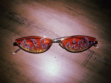 Edgy Sunglasses, Sunglasses For Your Face Shape, Crystal Background, Boujee Aesthetic, Cute Sunglasses, Cool Glasses, Cute Glasses, Stylish Glasses, Trendy Sunglasses