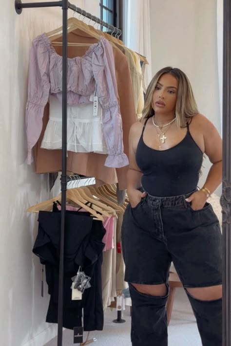 Black Bodysuit Outfit Midsize, Lounge Outfit Midsize, Midsize Fashion Summer Going Out, Midsize Street Style, Curvy Outfits Summer, Curvy Style Outfits, Black Bodysuit Outfit, Street Style Black, Curvy Girl Outfits Summer