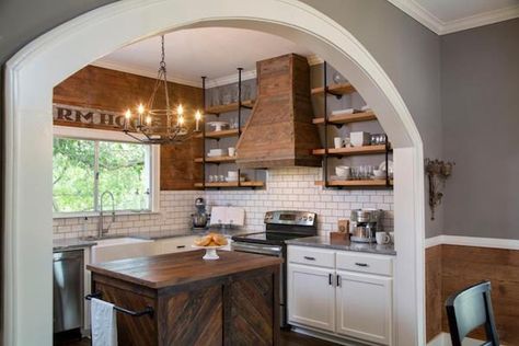 Inspiration: Arched Doorways - The Inspired Room Joanna Gaines Kitchen, Spanish Style Kitchen, Fixer Upper Kitchen, Kitchen Makeovers, Tuscan Kitchen, Mediterranean Home Decor, Grey Kitchens, Farmhouse Style Kitchen, Kitchen Paint