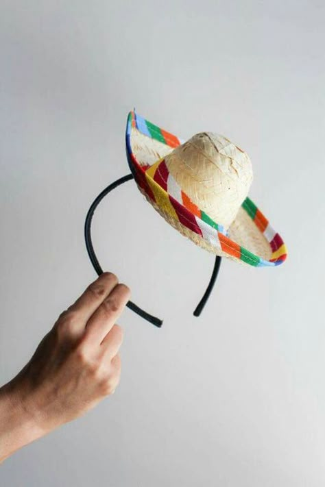 10 divertidos props y sets fotográficos para tu noche mexicana - Mujer de 10: Guía real para la mujer actual. Entérate ya. Diy Sombrero, Margarita Party, Mexico Party, Mexican Birthday Parties, Mexican Fiesta Party, Fiesta Birthday Party, Mexican Birthday, Fiesta Theme Party, Mexican Party Theme