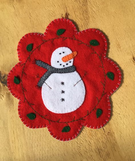 Gingerbread Candle, Snowman Candle, Primitive Stitchery, Candle Sleeves, Felted Wool Crafts, Candle Mat, Christmas Crafts To Make, Penny Rug, Felt Christmas Decorations