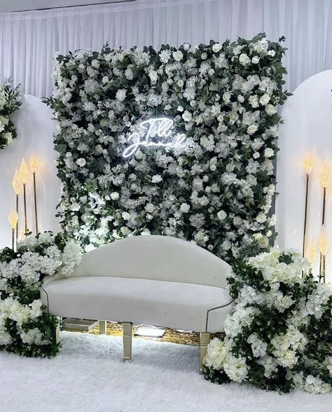 Nigerian Party, Quince Decor, Small Wedding Decor, Nikah Decor, Bride Groom Table, Reception Stage Decor, Night Wedding Decor, Muslim Wedding Photography, Wedding Invitation Trends