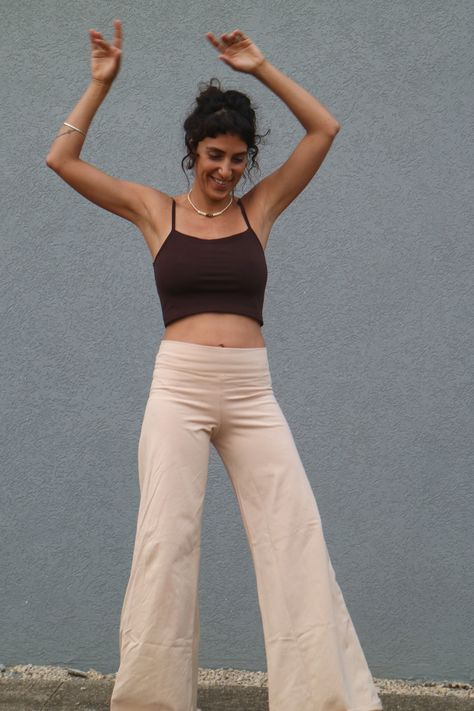 A High Quality Fitness Wide Legg Hippie Beige Yoga Pants, Boho Clothing Fashion, Hand Made Out of Amazing Cotton Lycra, Beautiful Loose Pants, Perfect for the up-and-coming season. This Beautiful and Relaxed Boho pants, is the perfect style for your everyday visit to a café, a good yoga session, as well as a quick visit to a festival nearby. A Unique and gorgeous loose pants, perfectly tailored to fit and compliment all body types, from size small to size X large. It is loose and comfortable to Loose Yoga Pants Outfit, Boho Relaxed Outfit, Boho Workout Outfit, Yoga Clothes Aesthetic, Yoga Retreat Outfits, Yoga Aesthetic Outfit, Yoga Outfit Aesthetic, Boho Yoga Outfit, Cotton Yoga Clothes