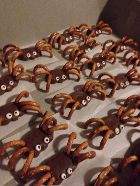 Super Easy Chocolate spiders for Halloween. Reese's pumpkin shaped cups, pretzels and royal icing eyes. Spiders For Halloween, Chocolate Spiders, Scary Movie Night, Creepy Halloween Food, Halloween Treats Easy, Halloween Rocks, Scary Movie, Halloween Snacks, Halloween Food For Party