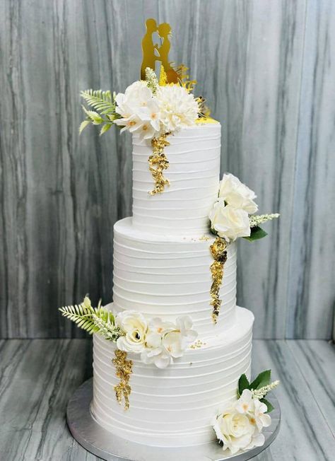 3 Tiers Wedding Cake Designs, 3 Tier Cake Decorating Ideas, Two Tier Wedding Cake Elegant, 3 Tier Wedding Cake Elegant, Kue Wedding, 3tier Wedding Cake, 2 Tier Cake Designs, Multiple Wedding Cakes, Sparkly Wedding Cakes