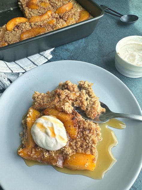 Peach Cobbler Baked Oats Peach Cobbler Oats, Dessert With Peaches, Raspberry Oat Muffins, Soft Granola, Caramelized Peaches, Southern Peach Cobbler, Southern Desserts, Baked Apple Pie, Oat Muffins