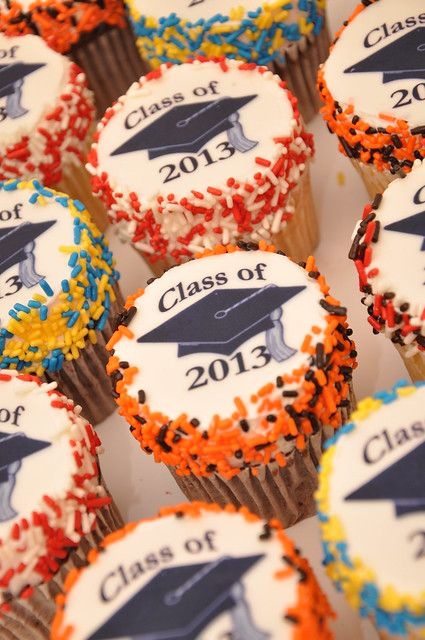 Class Reunion Cupcakes, Grad Cupcakes Ideas, Graduation Cakepops, Grad Cupcakes, Graduation Cap Cake, Bacon Wrapped Potatoes, Graduation Party Desserts, Graduation Treats, Graduation Desserts