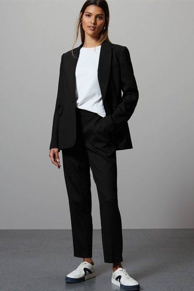 Black And White Suits Women, Black Suit White Shirt Women, Black And White Suit Women, Black Suit Outfits For Women, Black Suit Pants Outfit, Black Suit White Shirt, White Tshirt Women, Black Suit Dress, Black Pant Suit