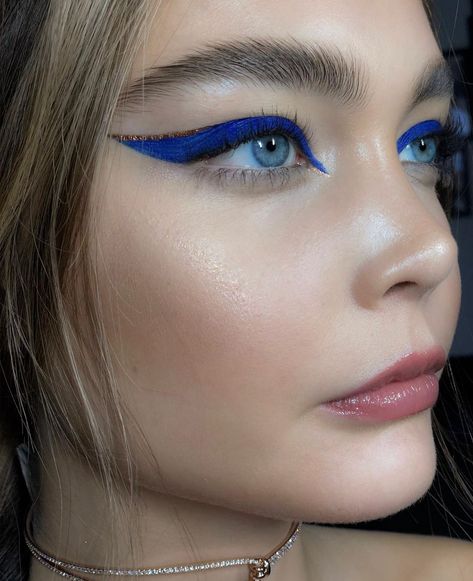 Colorblock Eyeshadow, Catwalk Makeup, Blue Eyeliner Makeup, Statement Makeup, Coachella Makeup, Makeup Ojos, Bold Eyeliner, Glitter Makeup Looks, Carnival Makeup