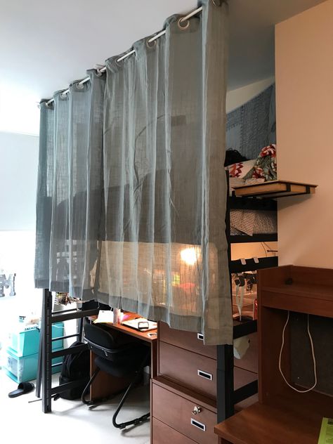 Dorm Privacy Curtain, Dorm Privacy Ideas, Dorm Privacy, Dorm Room Privacy, Usc Dorm, Hostel Room Makeover, Dorm Curtains, Loft Bed Curtains, Dorm Room Setup