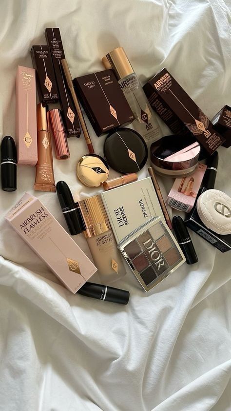 Perfect Makeup Products, Luxury Makeup Aesthetic, Dior Makeup Products, Makeup Dior, Expensive Makeup, Charlotte Tilbury Makeup, Daily Skincare Routine, Chic Makeup, Makeup Is Life