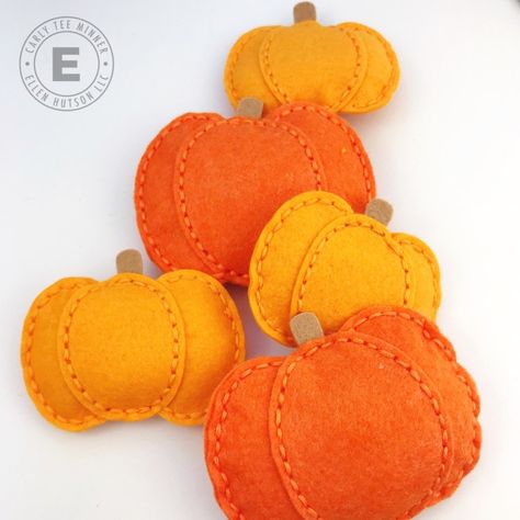 DIY Felt Pumpkin Garland with Essentials by Ellen | Ellen Hutson Felt Fall Decorations, Diy Felt Pumpkin Garland, Diy Pumpkin Garland, Felt Fall Garland, Felt Pumpkins Diy, Diy Paper Pumpkins, Felt Pumpkin Garland, Fall Pillows Diy, Fall Felt Crafts