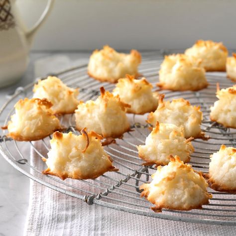 First-Place Coconut Macaroons Macaroon Cookie, Coconut Macaroon Cookies, Coconut Macaroon, Coconut Macaroons Recipe, Macaroon Cookies, Cake Mug, Cowboy Cookies, Postre Keto, Macaroon Recipes