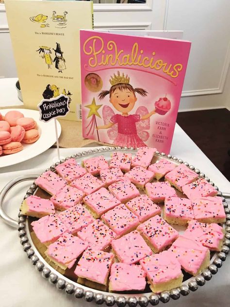 Childrens Books Baby Shower, Baby Shower Food Ideas, Book Club Food, Themed Baby Shower Ideas, Shower Food Ideas, Party Food Bars, Pink Macarons, Book Themed Party, Storybook Baby Shower