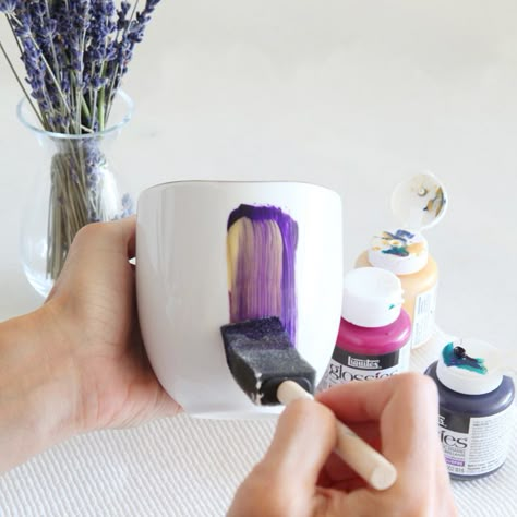 West Elm Diy, Sharpie Mugs, Plain White Mugs, Mug Painting, Diy Mug, Painted Coffee Mugs, Ink Crafts, Diy Mugs, Painted Mugs